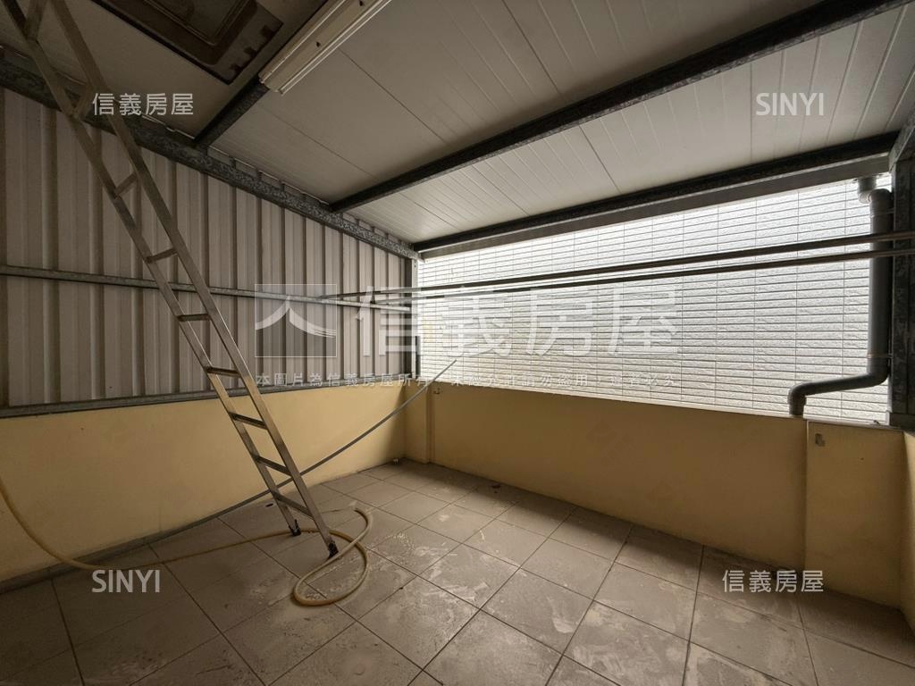 亞灣區正街騎樓透天房屋室內格局與周邊環境