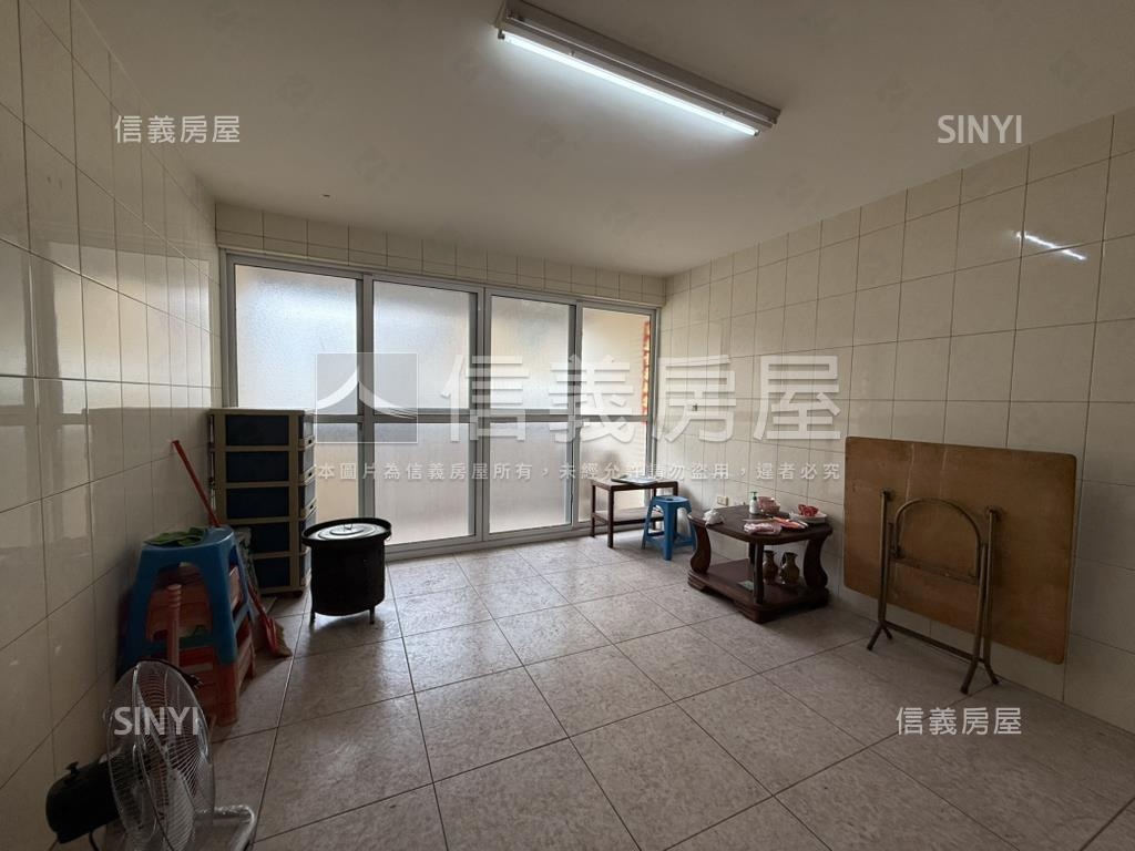 亞灣區正街騎樓透天房屋室內格局與周邊環境
