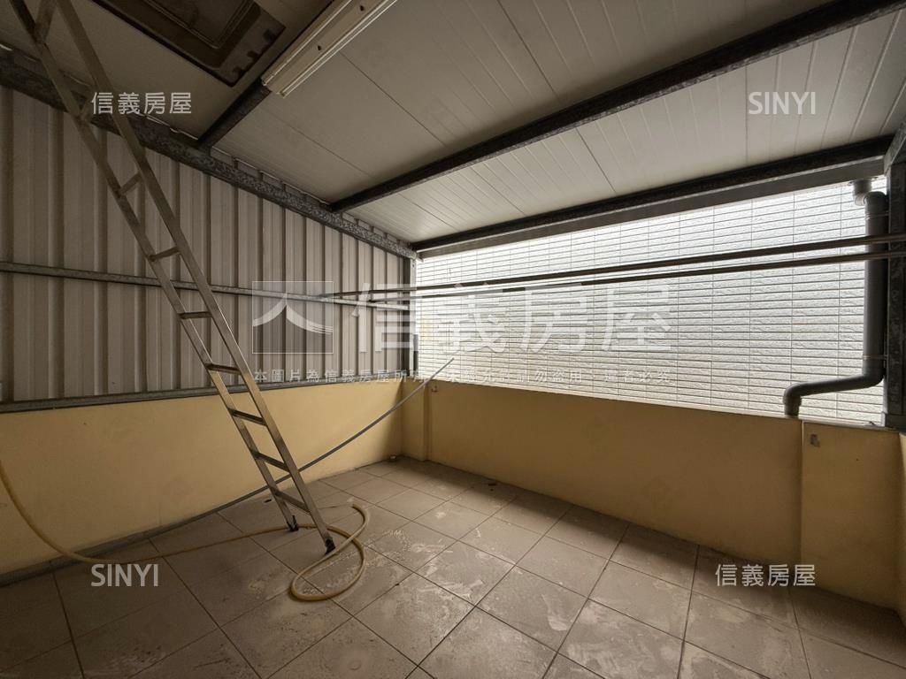 亞灣區正街騎樓透天房屋室內格局與周邊環境