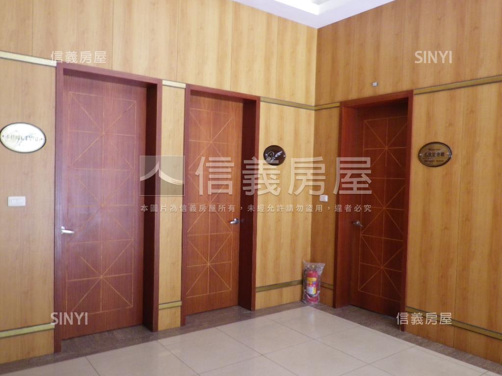 信義路大面寬店面稀有釋出房屋室內格局與周邊環境