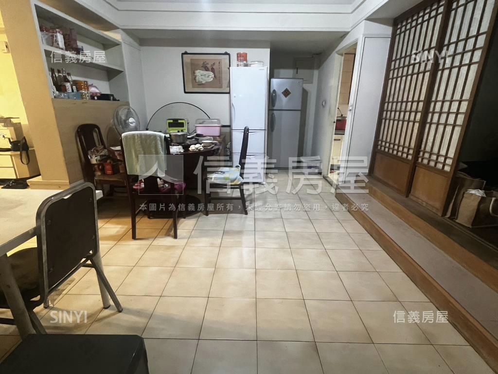 近京華城朝南電梯雙併華廈房屋室內格局與周邊環境