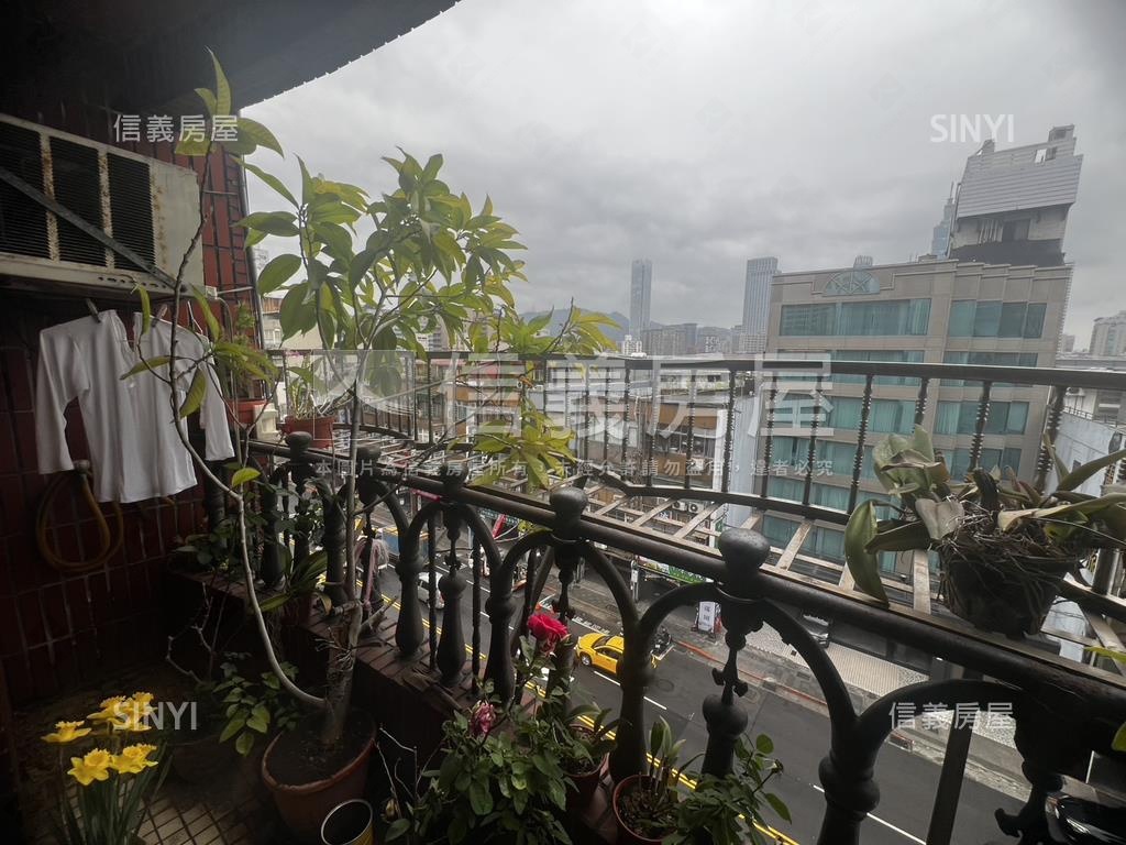 近京華城朝南電梯雙併華廈房屋室內格局與周邊環境