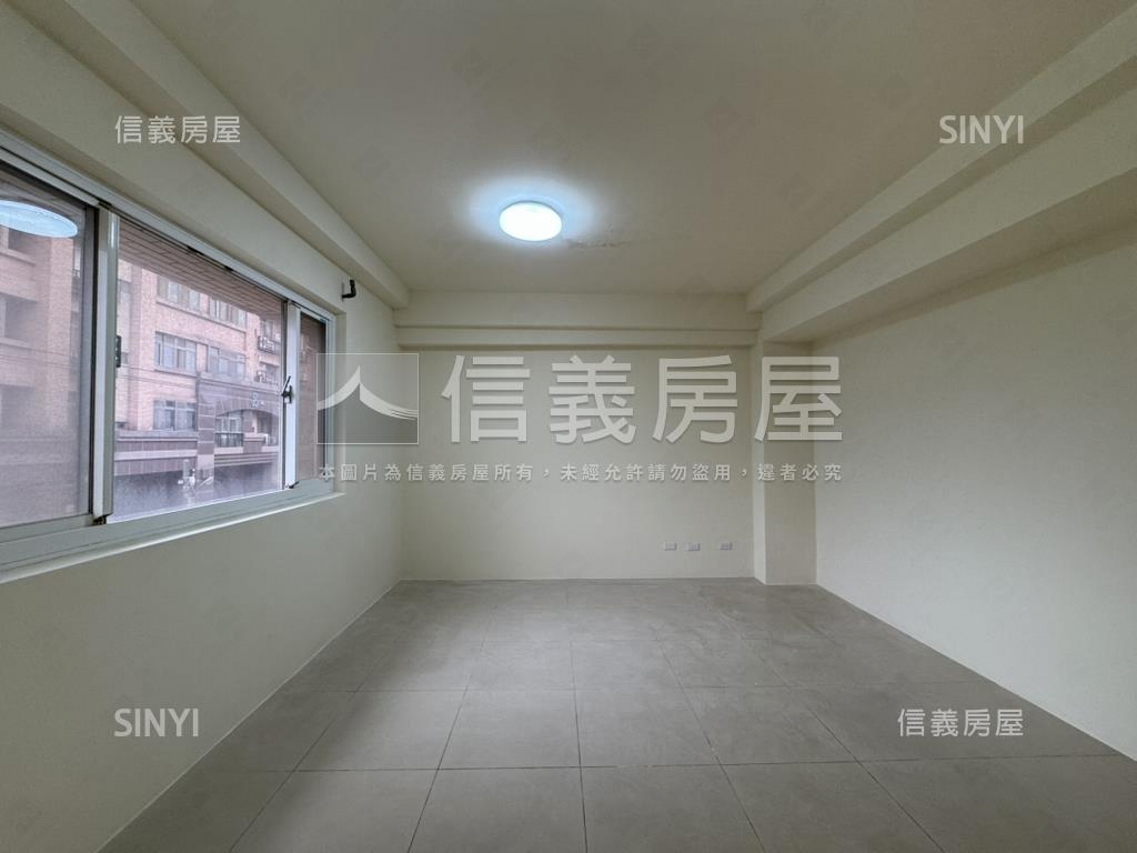 蘋果學苑臨路店面透天房屋室內格局與周邊環境