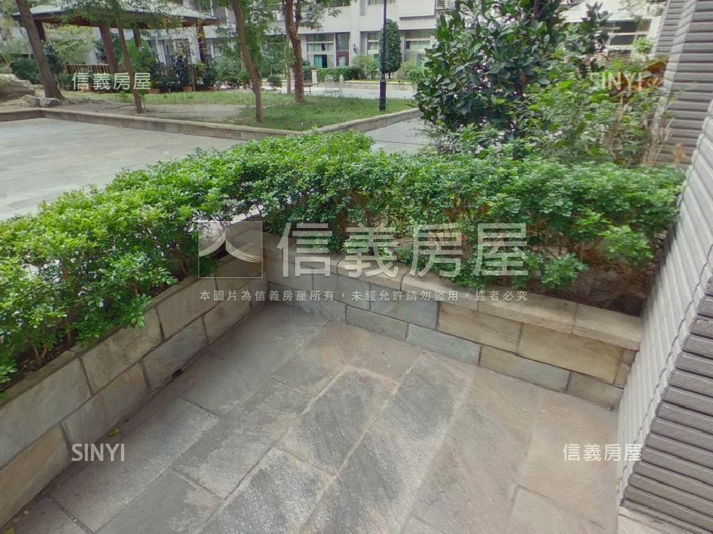全世界一樓雙車位房屋室內格局與周邊環境