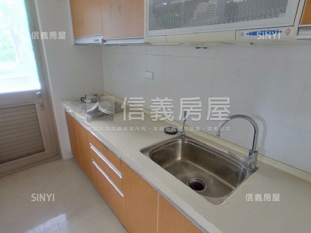 全世界一樓雙車位房屋室內格局與周邊環境