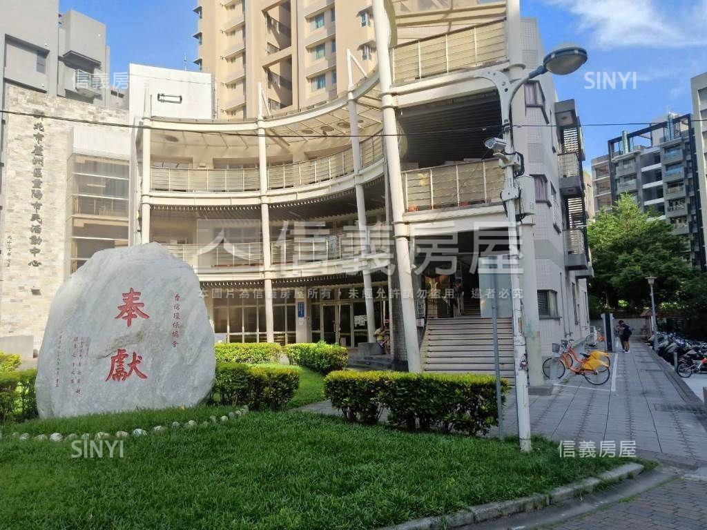 全世界一樓雙車位房屋室內格局與周邊環境