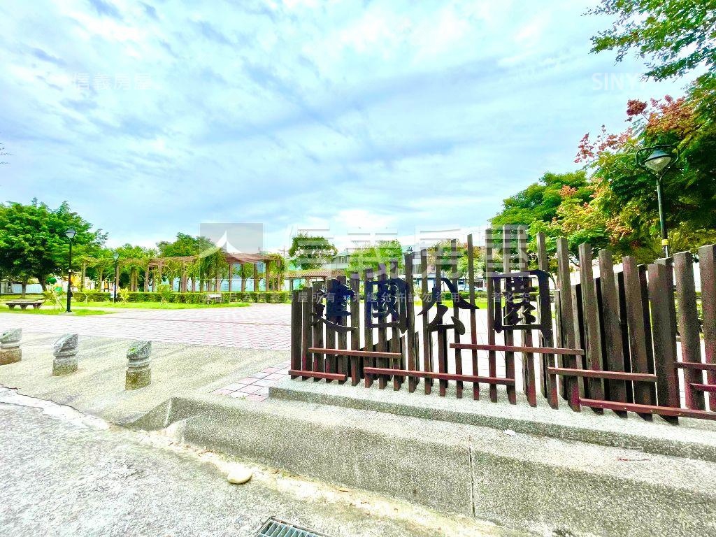 重新整理面公園稀有別墅房屋室內格局與周邊環境
