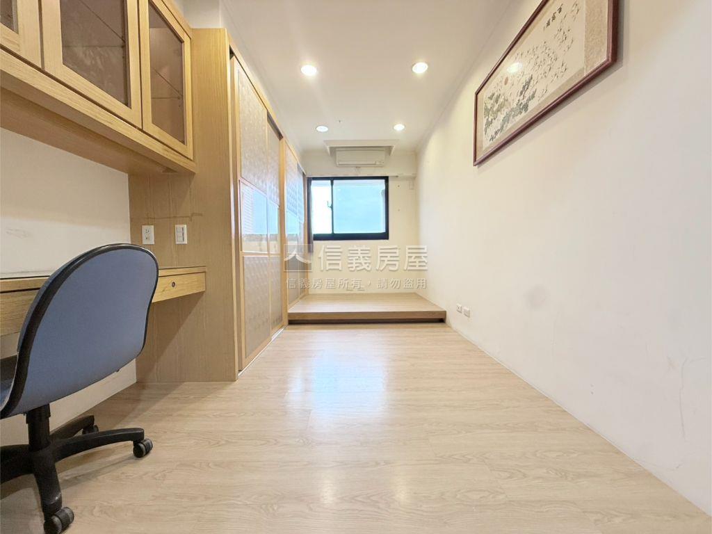 文山特區公園首排四房平車房屋室內格局與周邊環境