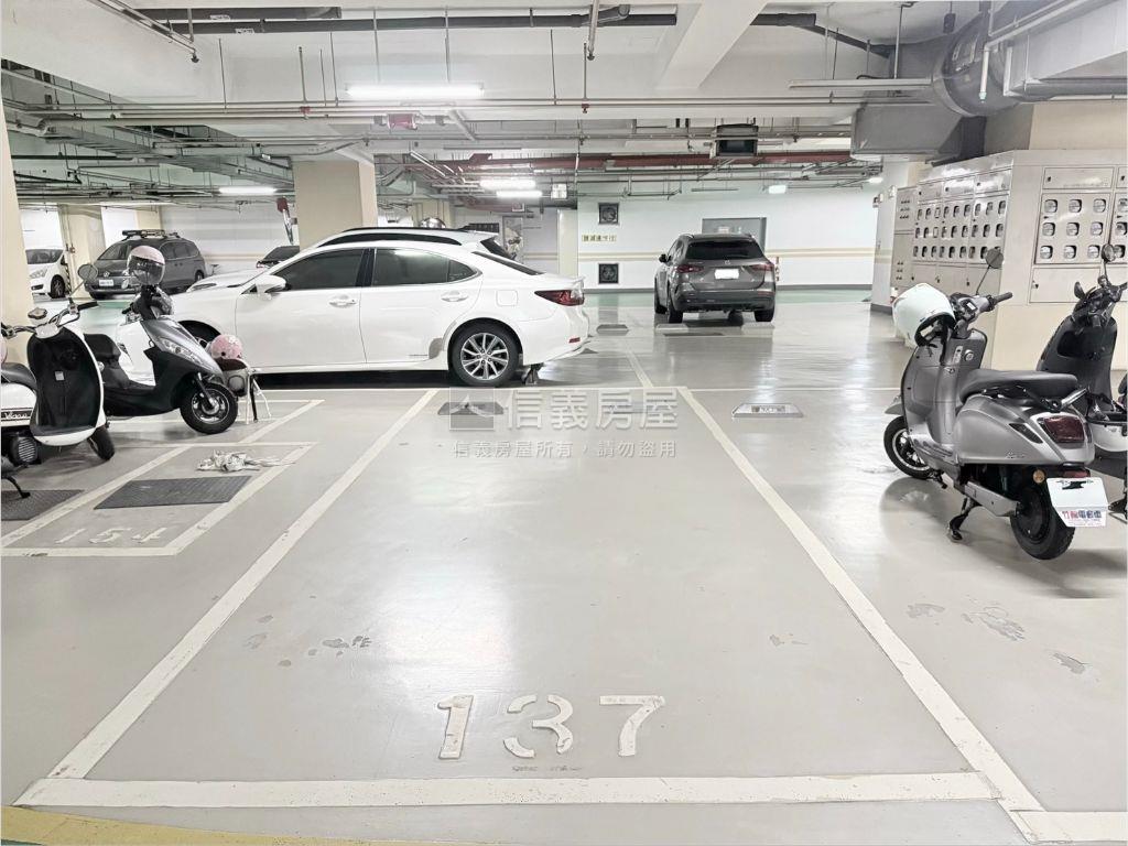 文山特區公園首排四房平車房屋室內格局與周邊環境