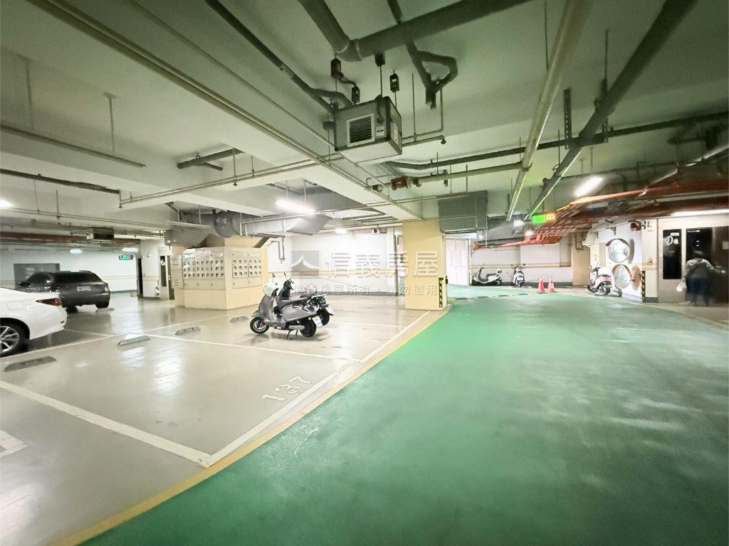 文山特區公園首排四房平車房屋室內格局與周邊環境