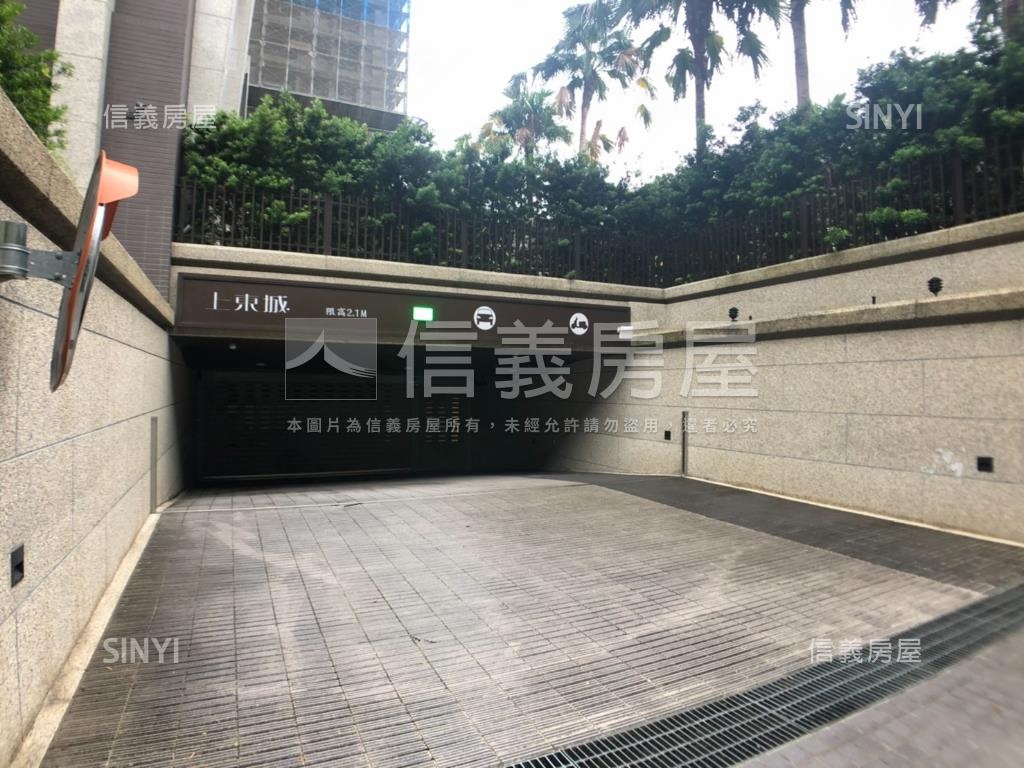 上東城頂峰三房車位房屋室內格局與周邊環境