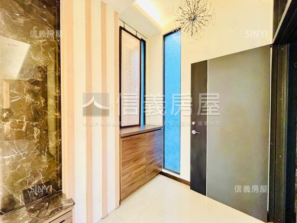 【大面寬車庫】裝潢美別墅房屋室內格局與周邊環境