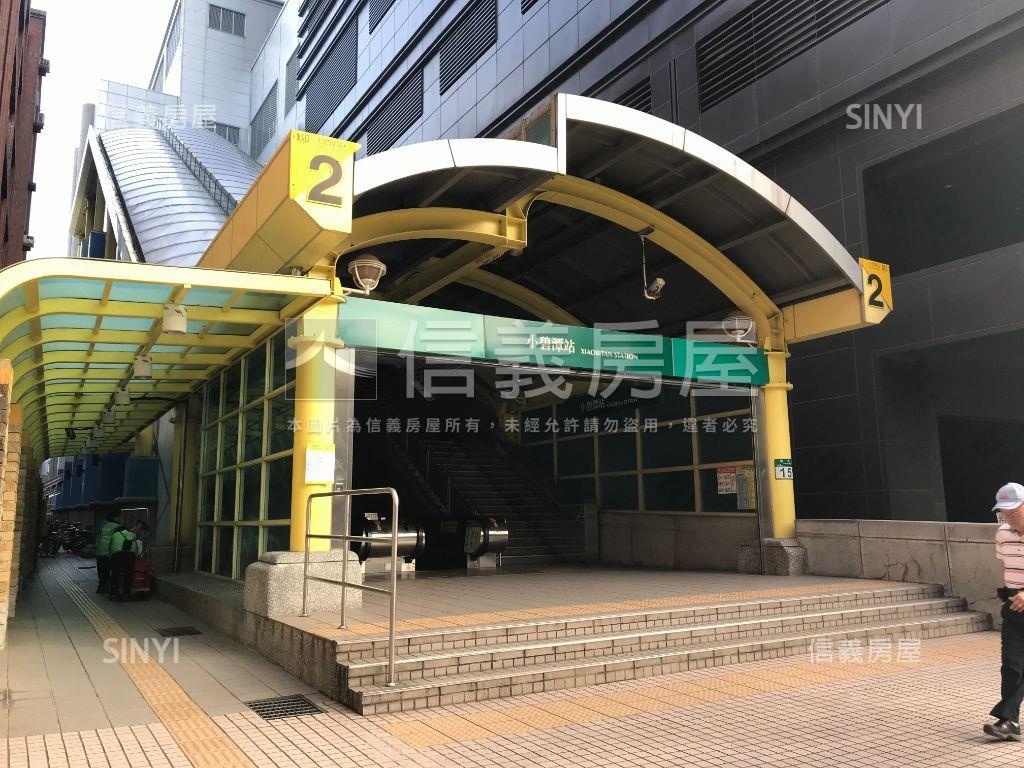 一層一戶大四房平面車位房屋室內格局與周邊環境