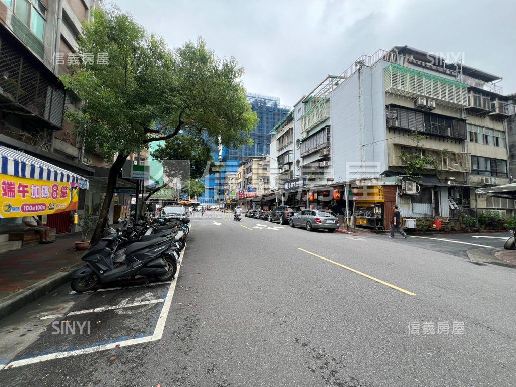 正新東街邊間絕世好店房屋室內格局與周邊環境