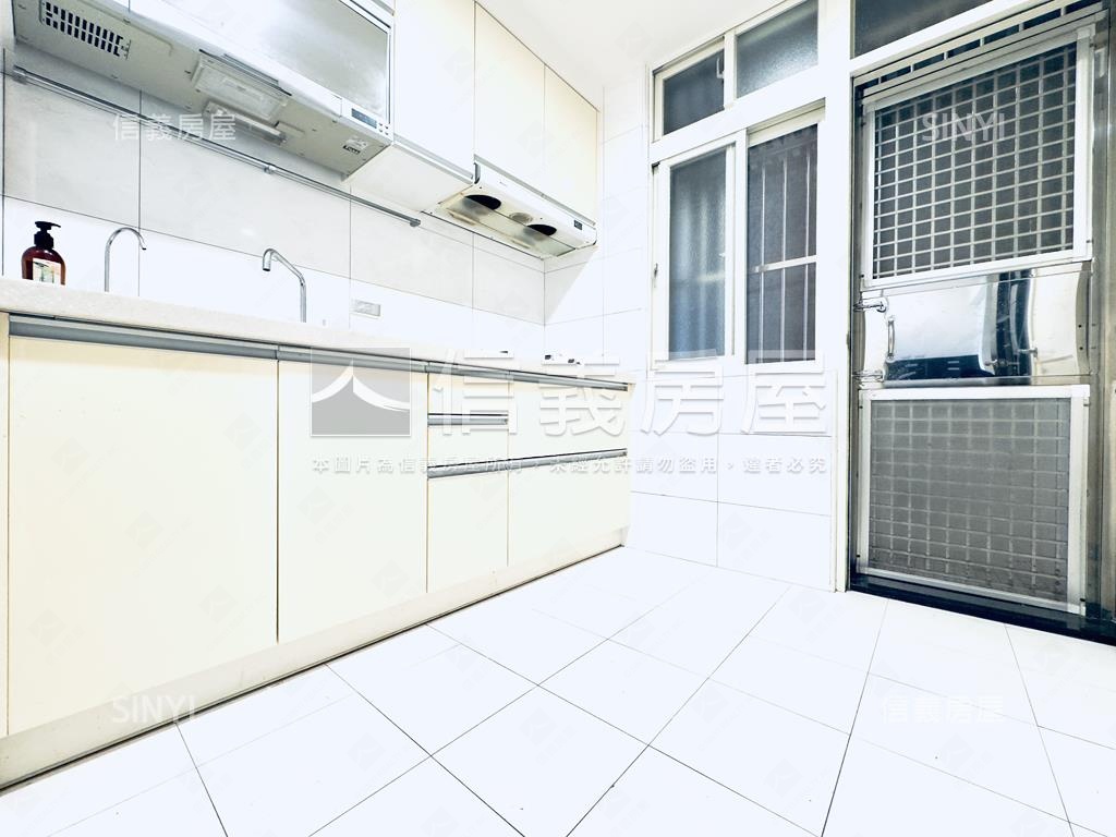 學區明亮二樓美宅房屋室內格局與周邊環境