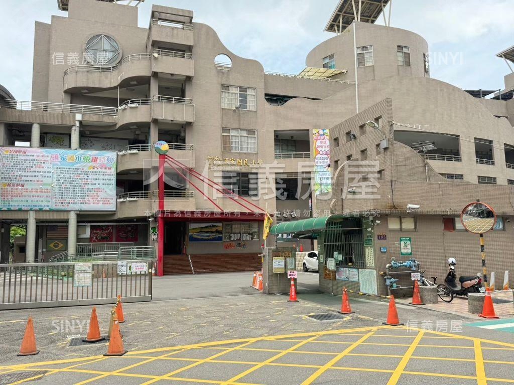 頭家厝顯眼大面寬角間透店房屋室內格局與周邊環境