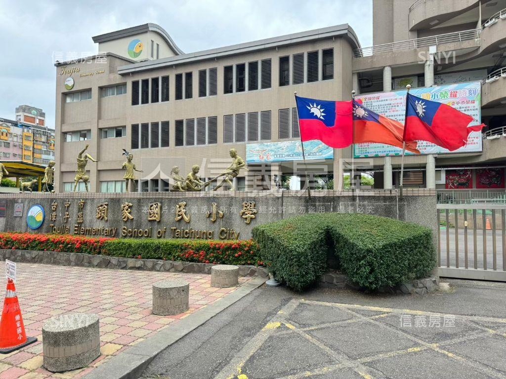 頭家厝顯眼大面寬角間透店房屋室內格局與周邊環境