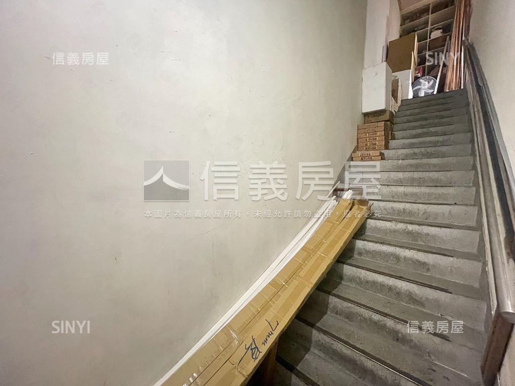 面寬約８米。金店面房屋室內格局與周邊環境