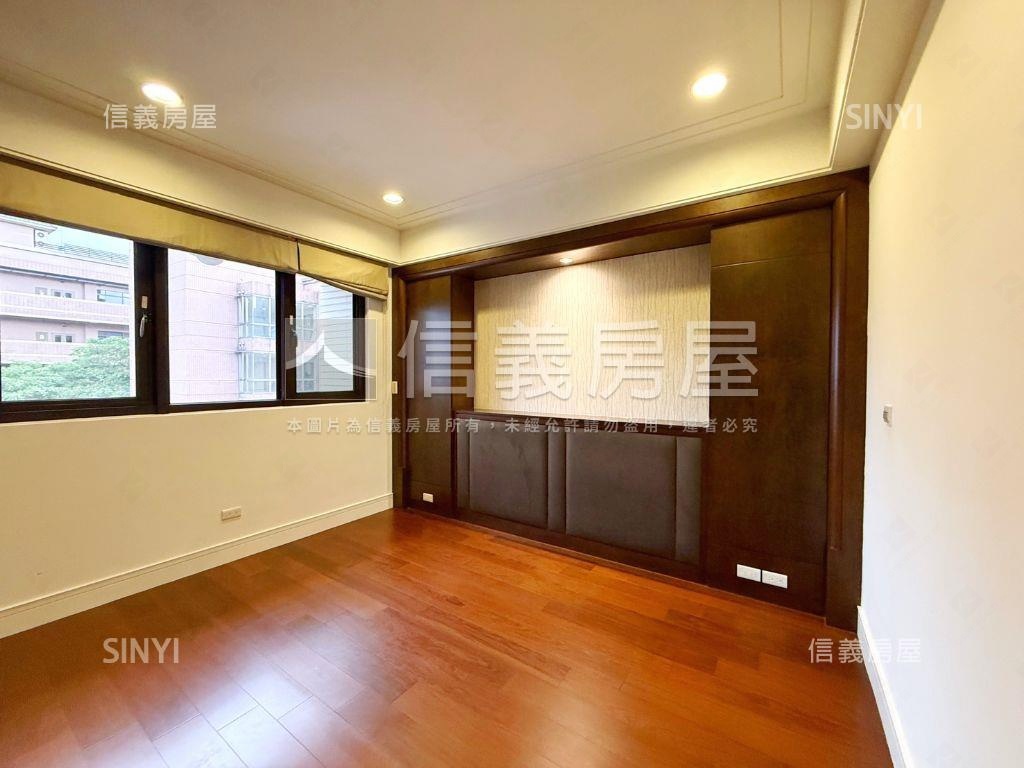 士林電梯三房－坡平車位房屋室內格局與周邊環境