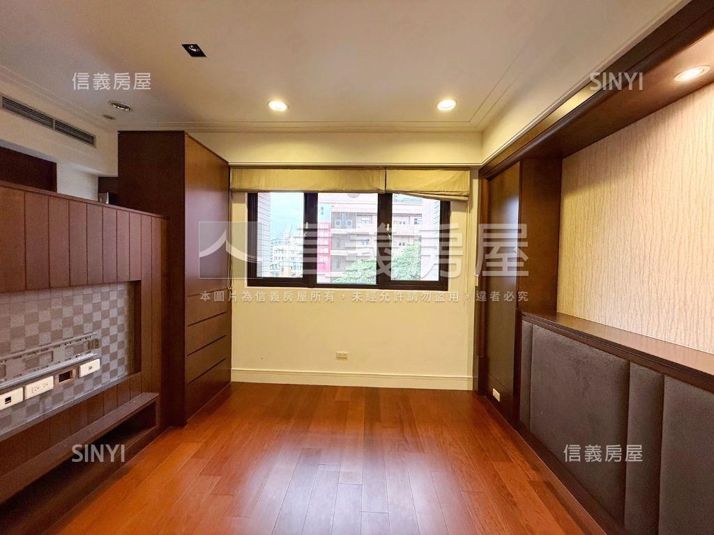 士林電梯三房－坡平車位房屋室內格局與周邊環境