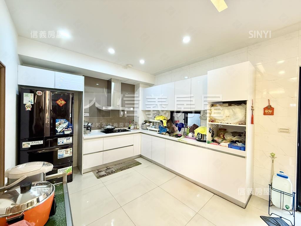 頂新特區霸氣角窗車墅房屋室內格局與周邊環境