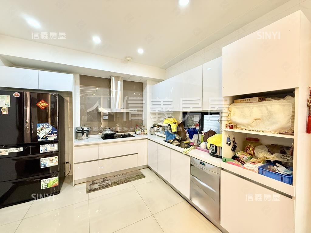 頂新特區霸氣角窗車墅房屋室內格局與周邊環境