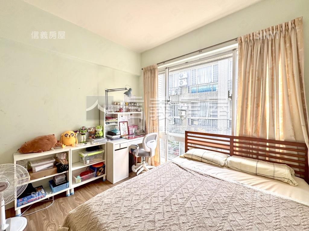 煙波海晏四房車位房屋室內格局與周邊環境