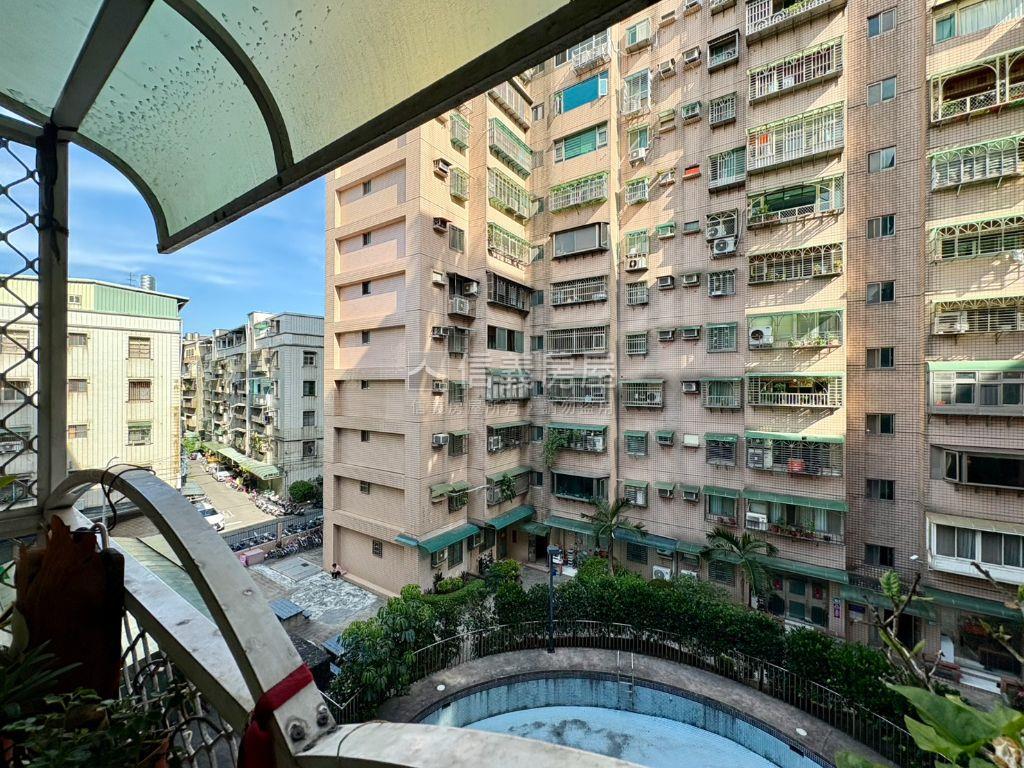 專任近校園優質三房車位房屋室內格局與周邊環境