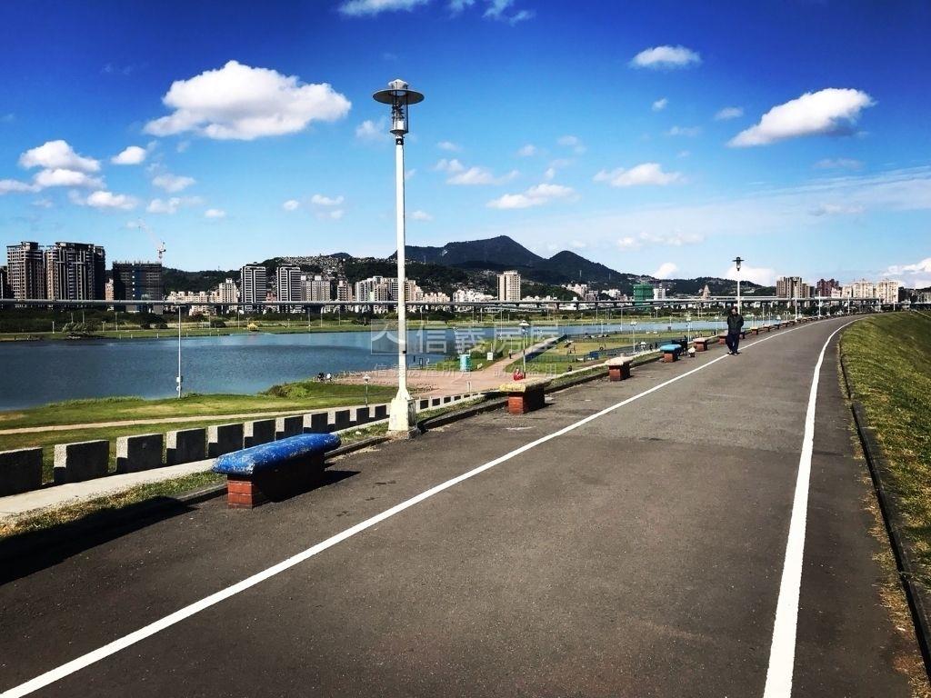 專任近校園優質三房車位房屋室內格局與周邊環境