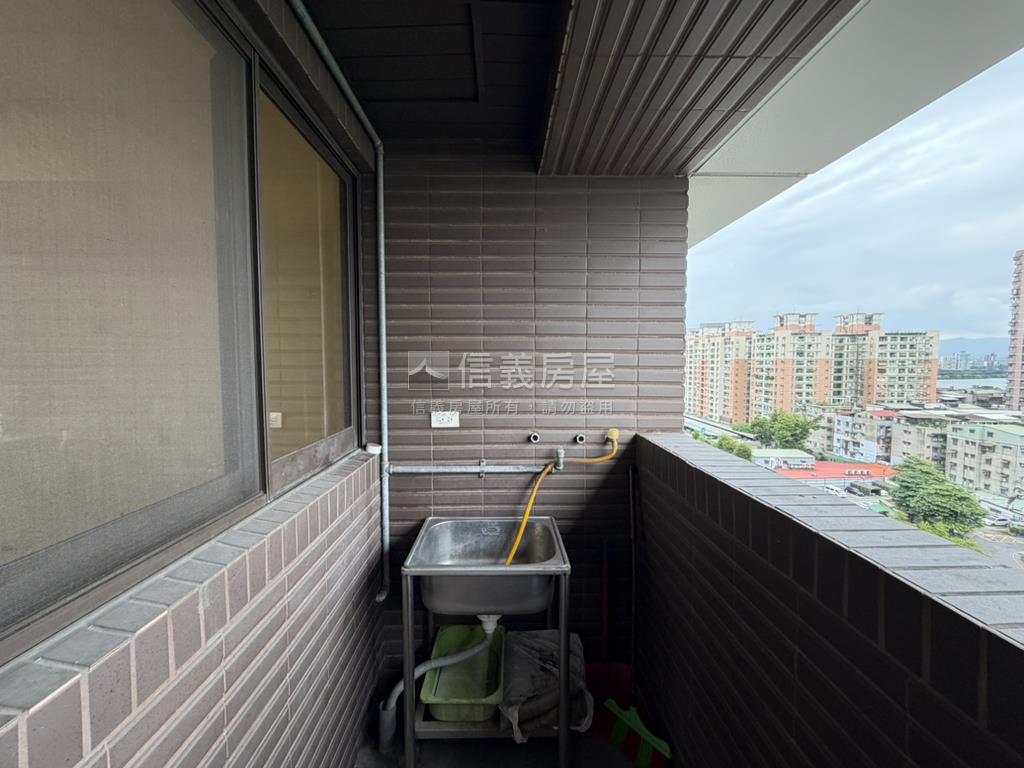 世界Ｖ１‧Ｂ６高樓車位房屋室內格局與周邊環境
