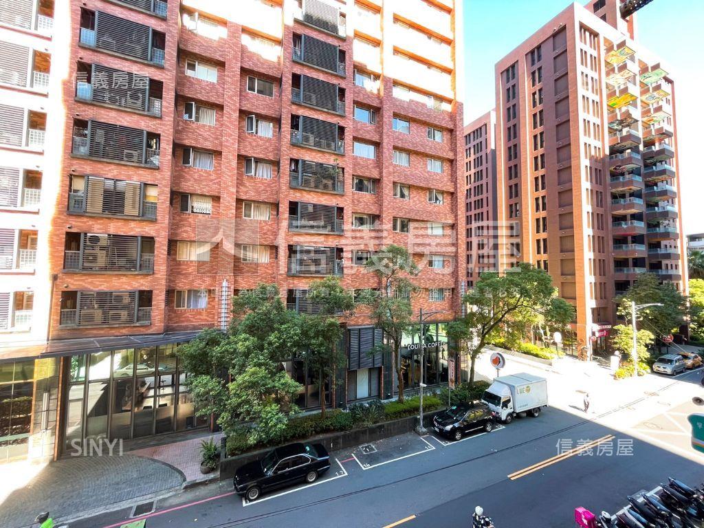 挑高文普小資宅。帶車位房屋室內格局與周邊環境