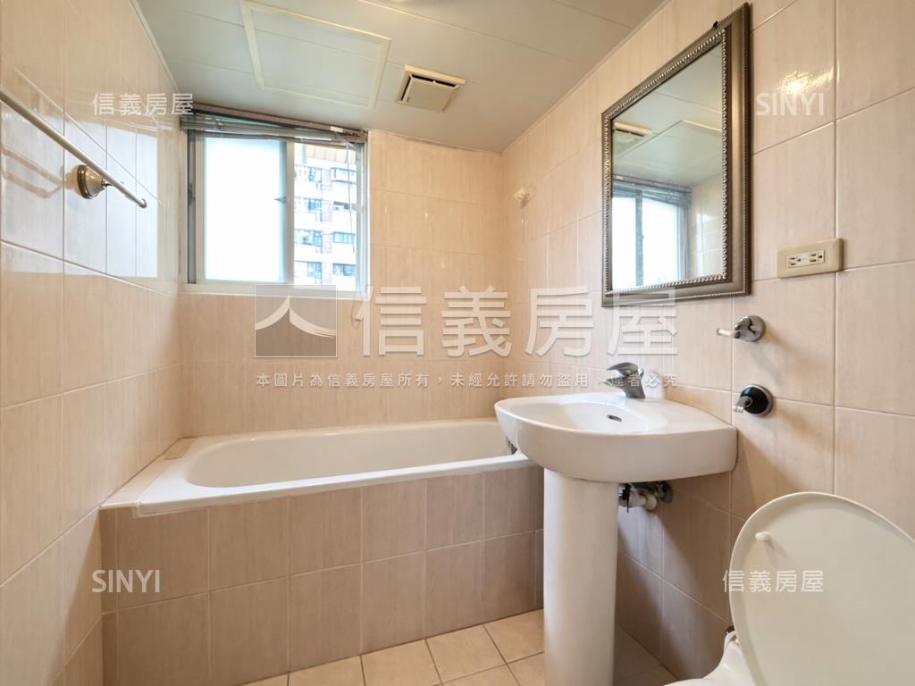 米蘭桂冠面中庭邊間四房房屋室內格局與周邊環境