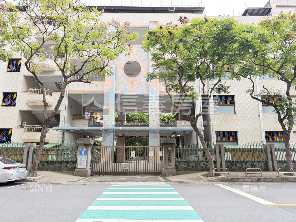 米蘭桂冠面中庭邊間四房房屋室內格局與周邊環境