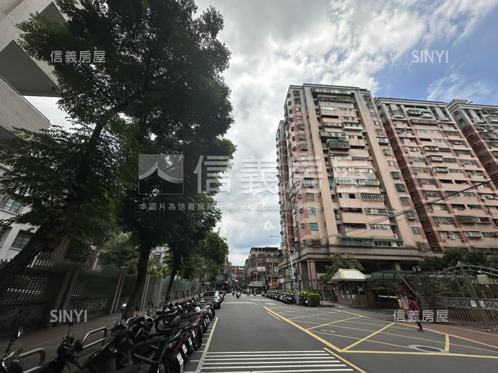 米蘭桂冠面中庭邊間四房房屋室內格局與周邊環境