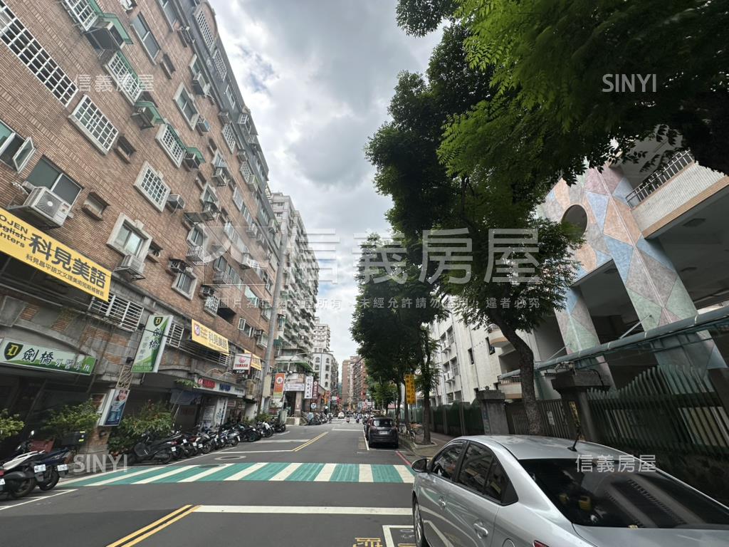 米蘭桂冠面中庭邊間四房房屋室內格局與周邊環境