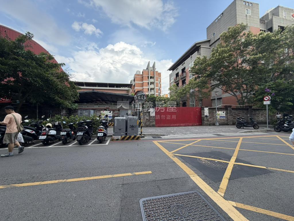 正一中街稀有釋出透天房屋室內格局與周邊環境