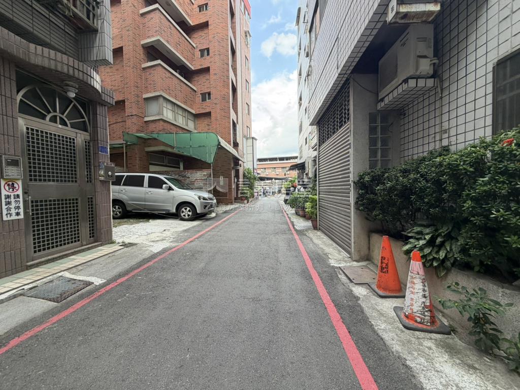 正一中街稀有釋出透天房屋室內格局與周邊環境