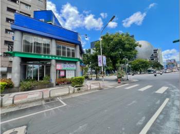 劍潭捷運．三角窗店面