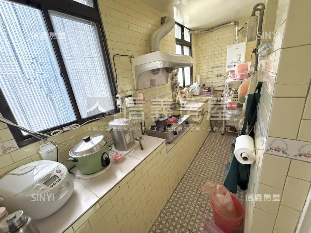 方正公寓。前後陽台房屋室內格局與周邊環境