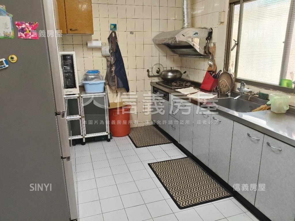 信義獨賣韌性首購邊間二樓房屋室內格局與周邊環境