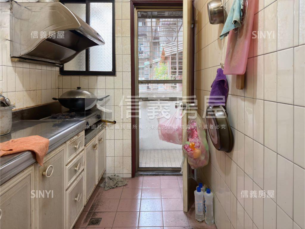 正員山路獨層獨戶房屋室內格局與周邊環境