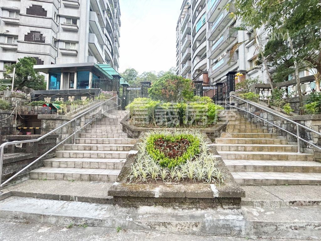皇族四房車位房屋室內格局與周邊環境