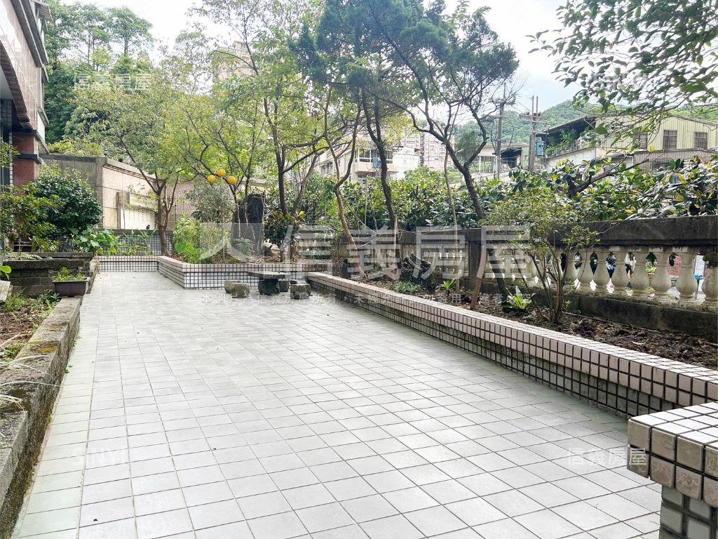 皇族四房車位房屋室內格局與周邊環境