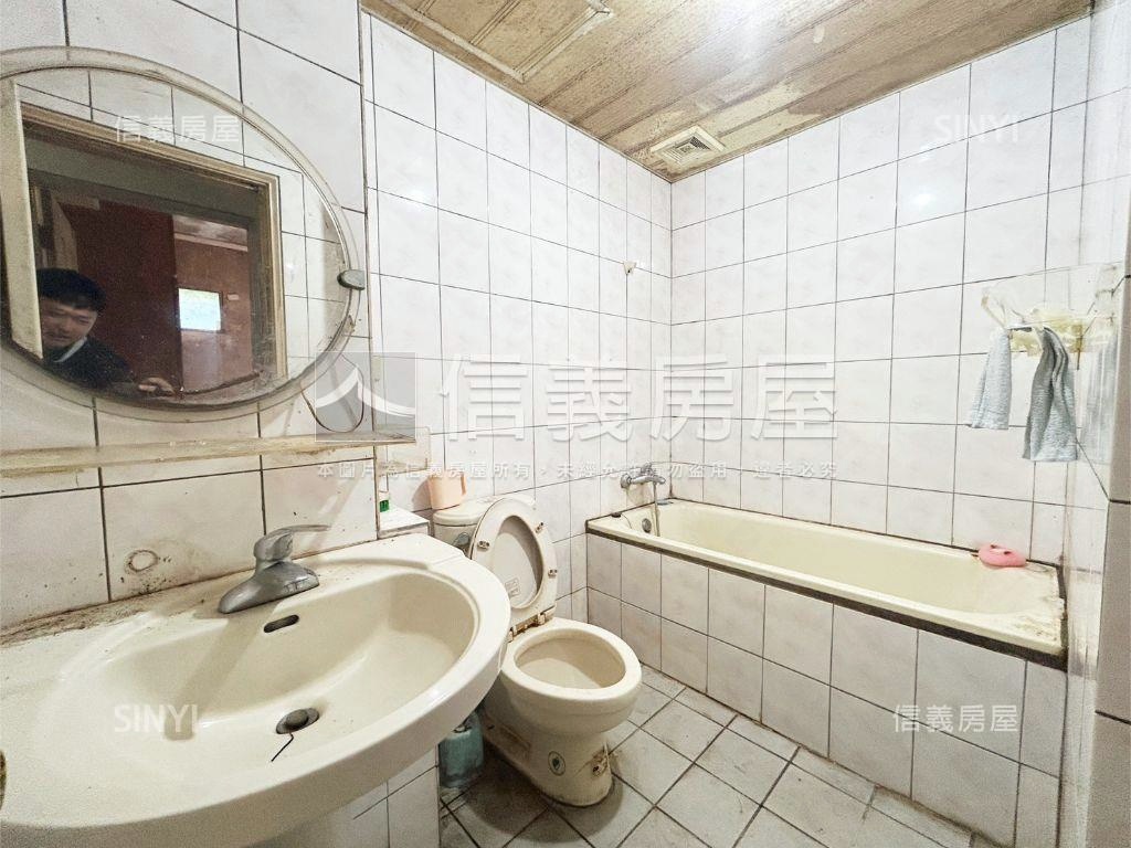 皇族四房車位房屋室內格局與周邊環境