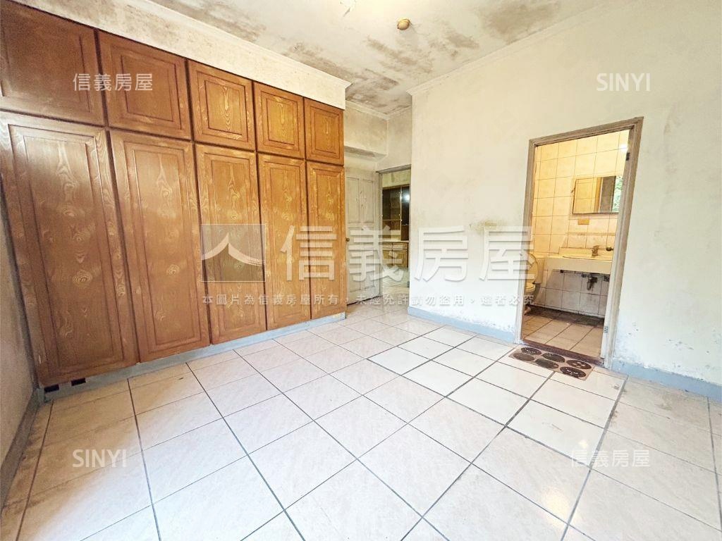 皇族四房車位房屋室內格局與周邊環境