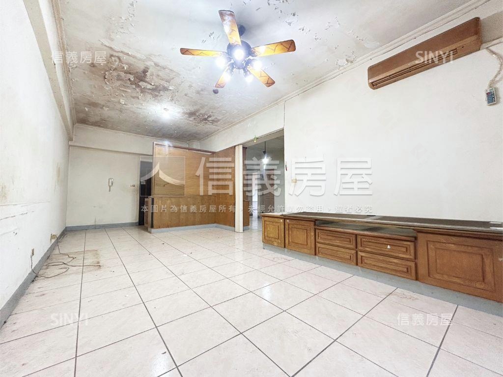 皇族四房車位房屋室內格局與周邊環境