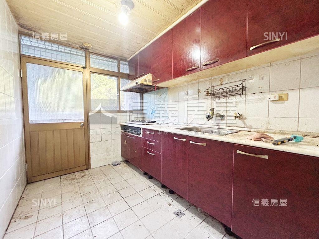 皇族四房車位房屋室內格局與周邊環境