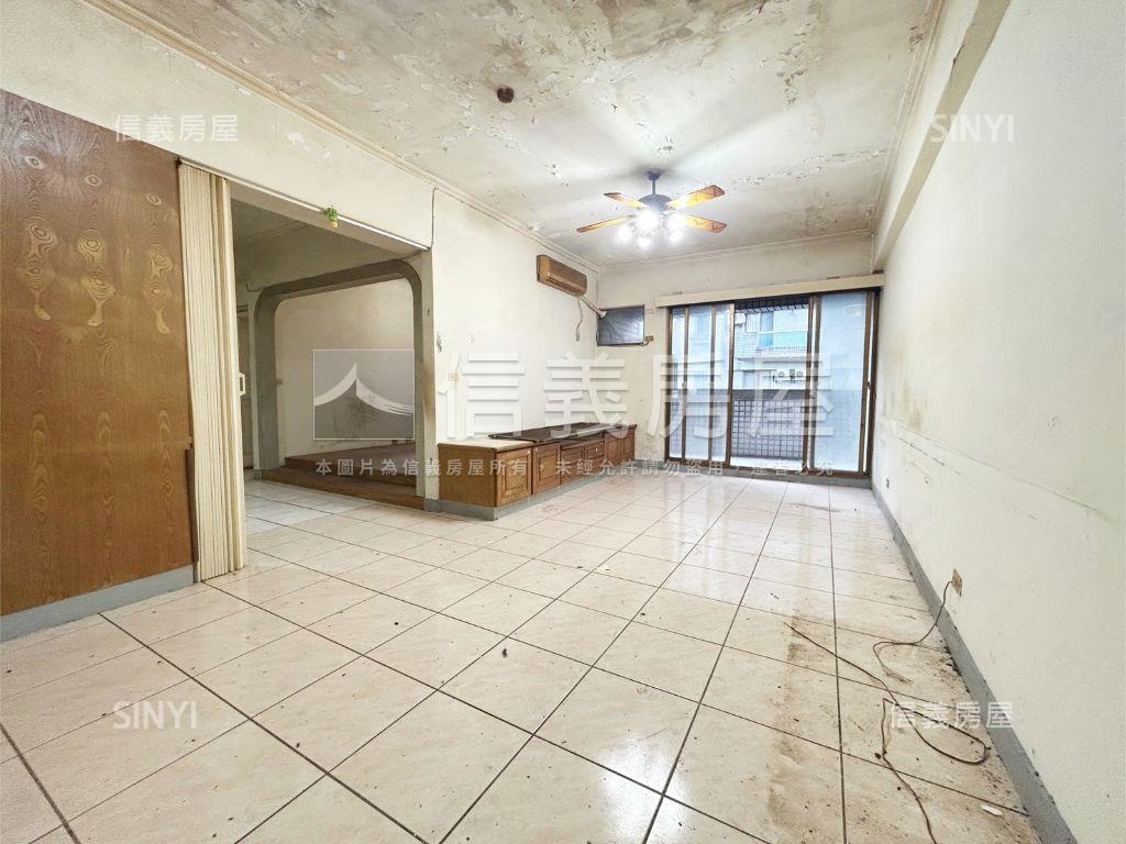 皇族四房車位房屋室內格局與周邊環境