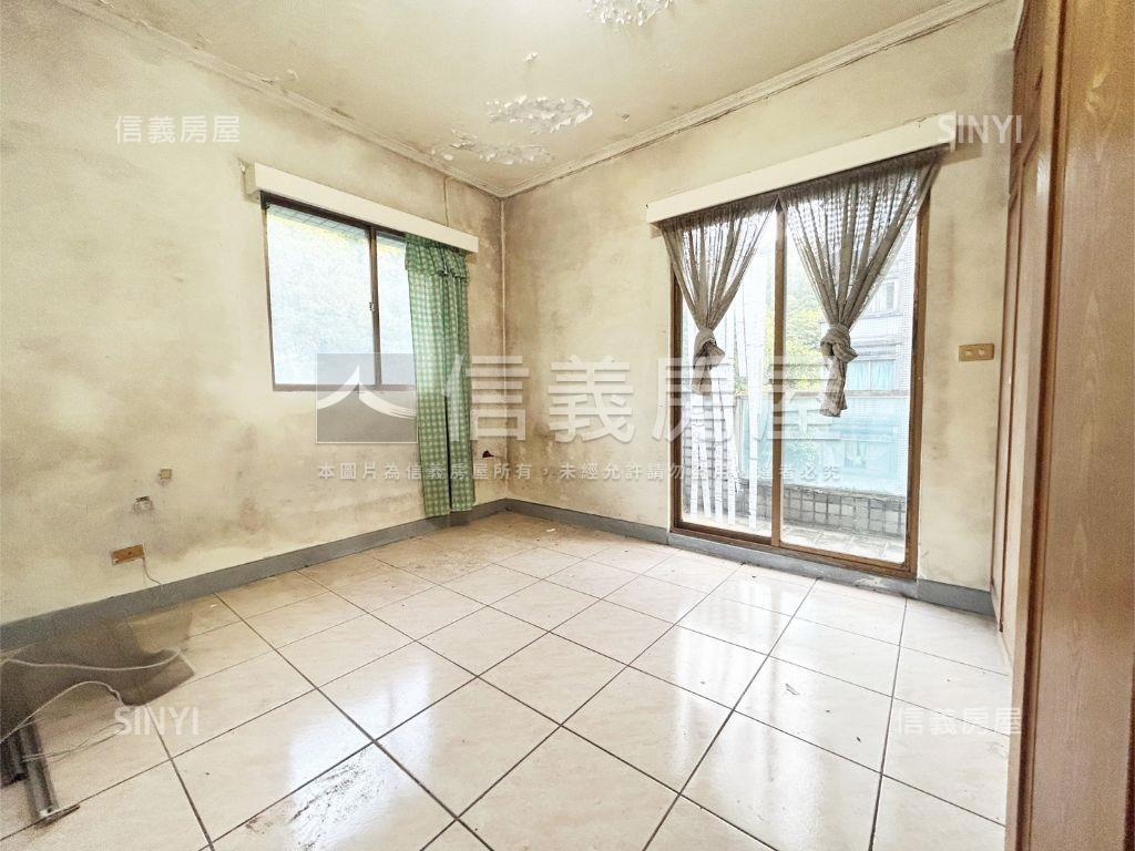 皇族四房車位房屋室內格局與周邊環境