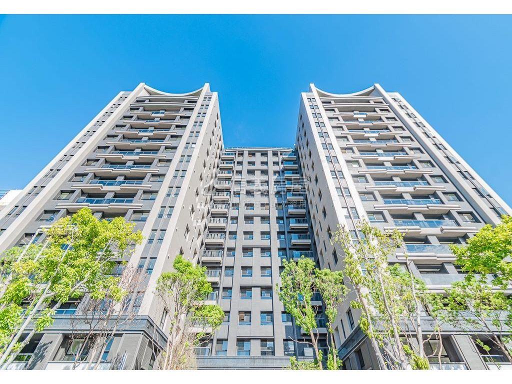 國泰ＰＬＵＳ燙金角店面１房屋室內格局與周邊環境